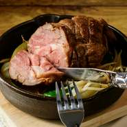 ホテルオリジナルのメインディシュ、美しいロゼ色の焼き上がりに､成吉思汗ソース。