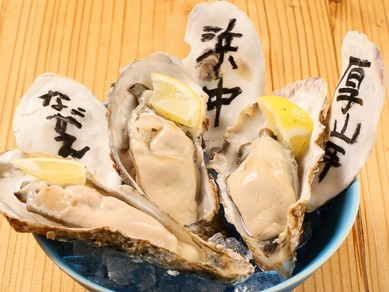 道内はもちろん日本各地から“旬の牡蠣”を仕入れ、もちろん生で味わう『牡蠣3種食べくらべ』