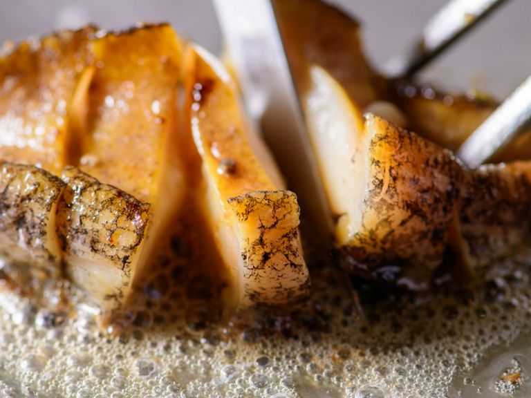 素材の持ち味をそのままに『活蝦夷鮑の踊り焼きと黒毛和牛のコース』