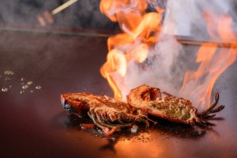 ブランデーの炎が豪快にひらめく『活オマール海老のフランベと黒毛和牛のコース』