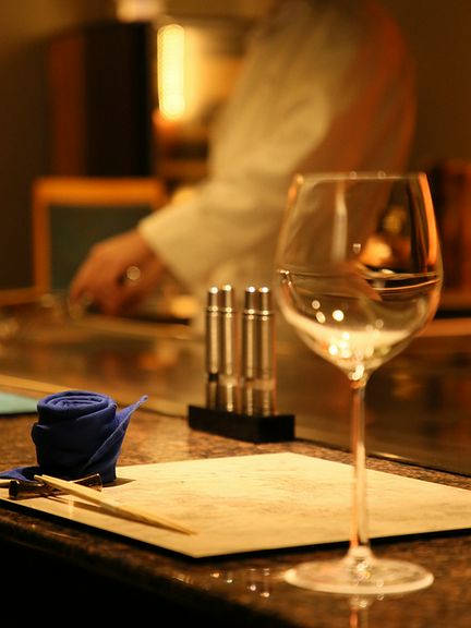 ライブ感たっぷりに目の前で料理が仕上げられていきます