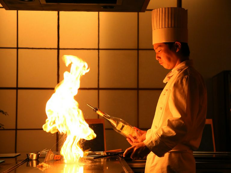 調理のクライマックスはフランベで。圧巻の演出が楽しめます