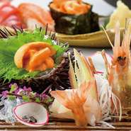 お造里やお寿司など、港町小樽ならではの新鮮な魚介類が楽しめます。利き酒師がおすすめする地酒と一緒に至福のひとときを。