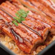 夏季は鰻料理をご提供。気軽に楽しめるランチから、本格会席料理まで。季節ならではのメニューを満喫できます。