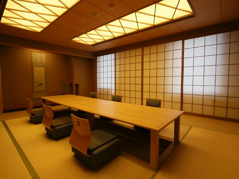 照明も繊細で高級感あふれるお座敷の掘りごたつ式テーブル席