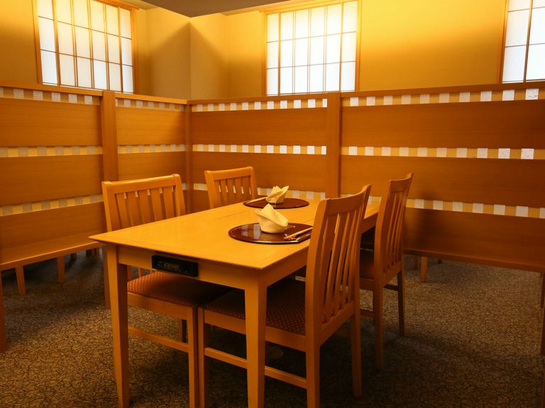 木質を生かしたテーブル席はシックな雰囲気