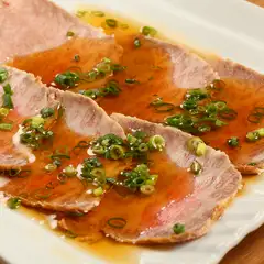 国産和牛のザブトンを使用した、贅沢な味わいの『自家製ローストビーフ』