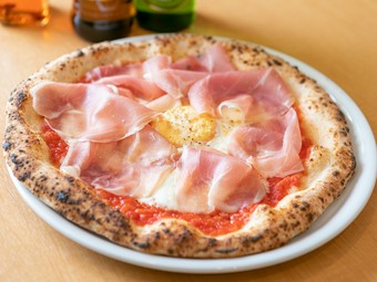 自家製ナポリピッツァ