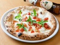 イタリア産水牛モッツァレラとフレッシュトマトを使ったピッツァ