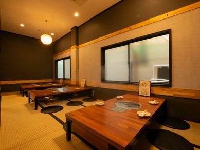 様々なな料理を囲んで盛り上がる歓送迎会