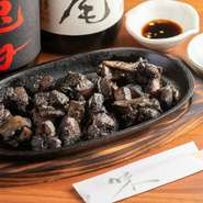 いぶされた炭の風味です。