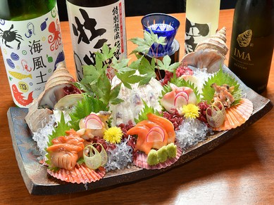 バリエーション豊富な料理を囲んで盛り上がる歓送迎会