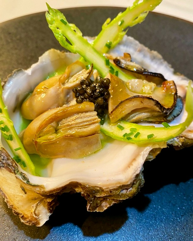 岩牡蠣の燻製とアスパラガスのピュレ