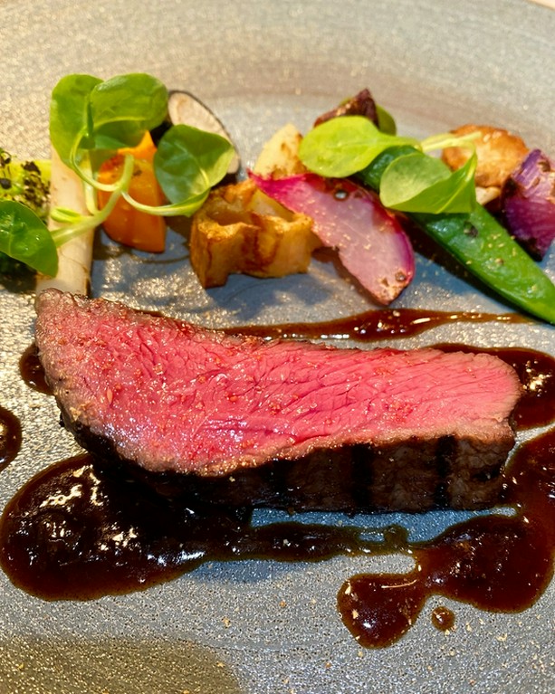 池田牛の塩糀マリネと赤土野菜のグリエ