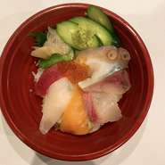 メニュー例　海鮮丼1000円　ばらちらし1000円　上寿司1600円　サーモンイクラ丼1600円　北海5色丼1350円その他つまみ
ご注文は簡単にラインで！
蔵のライン↓
https://lin.ee/wfe4u5uY
17時～23時　