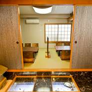 和の雰囲気溢れる落ち着いたお座敷個室。12名様まで貸切可能です！まるで蔵の中にいるようなあたたかい空間です。プライベート宴会や歓送迎会、接待に最適です。６名様から貸し切りできます。