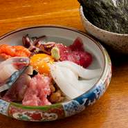 納豆と鮮魚を混ぜ混ぜ。のりで巻いて召し上がれ♪