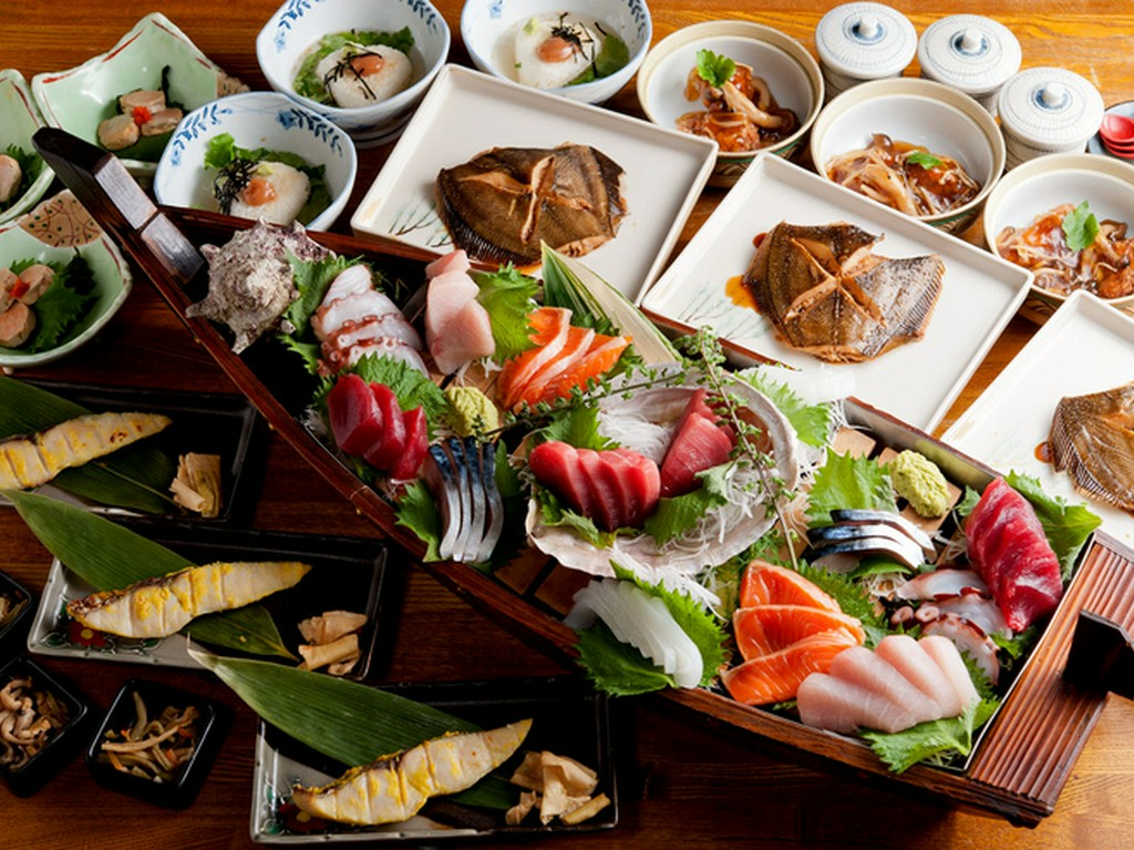 元寿司屋の店主が目利きした鮮魚を使用したコース。