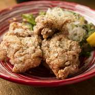 オリジナルの漬け込みダレをベースにした大きめザンギ。塩か醤油で選べます。