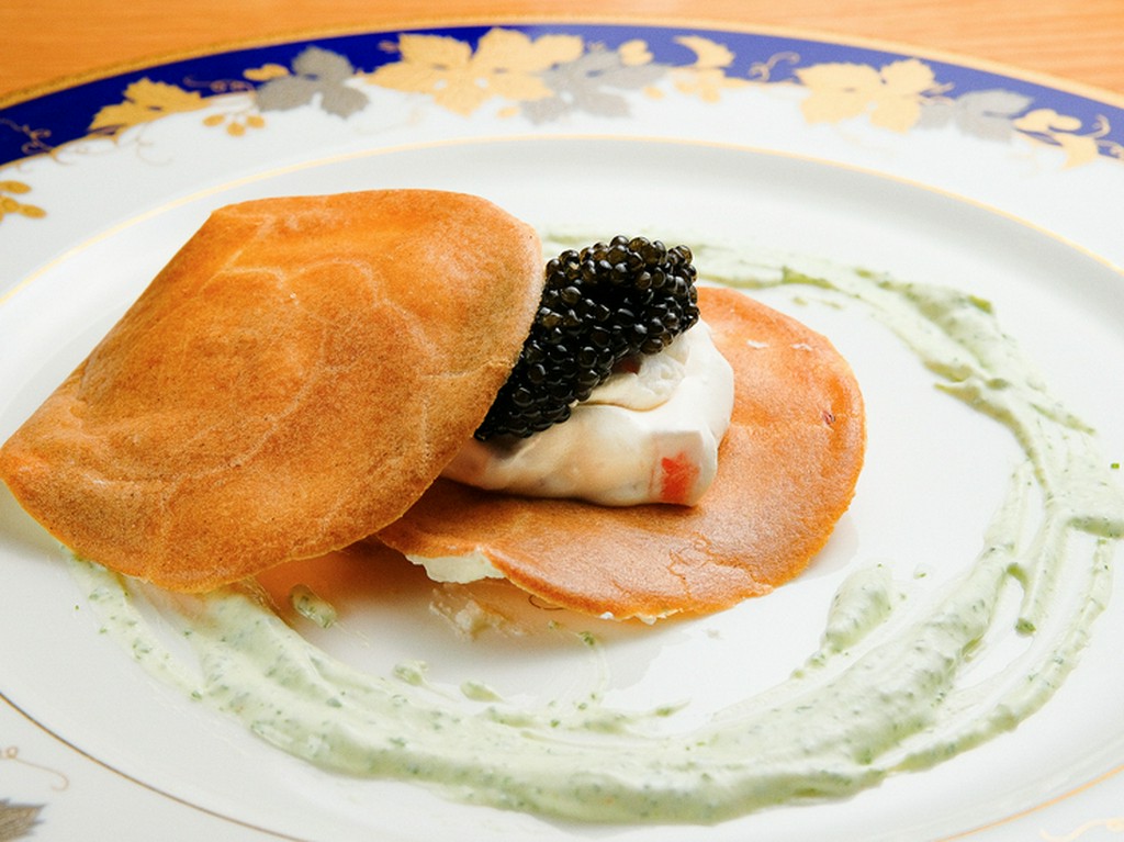 そば粉のフィーアンティーヌ キャビア添え