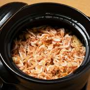 素材のうまみたっぷりと入った土鍋ご飯の人気メニュー。炊き立てそのまま楽しめ、桜海老の香りが「ふわっ」とひろがる味わい華やかな一品。