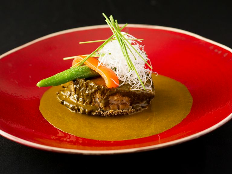 特製ソースが絶妙なハーモニーを生む『鮑のソテー 肝ソースがけ』