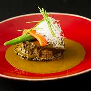 玄界灘の荒波に揉まれ大きく育った鮑を贅沢に使用し、卵黄や酒などの調味料で仕上げた特製の「肝ソース」でいただく、絶妙なバランスが味わい深い一品。