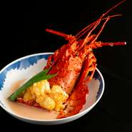 伊勢海老の味噌と殻を細かくすり潰したソースに西京味噌など調味料を加えてスープ地とし、その中で伊勢海老を軽く煮て仕上げるという贅沢の極み。見た目も味も香りも「一度食べると忘れられない」一皿です。