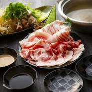 「イブ美豚」をとことん味わいたい方にオススメの食べ飲み放題コース。コクがありながらもあっさりとした口当たりについ箸が進みます。自家製の「イブ美豚」つみれに、〆の麺・デザートも付き大満足のコースです。