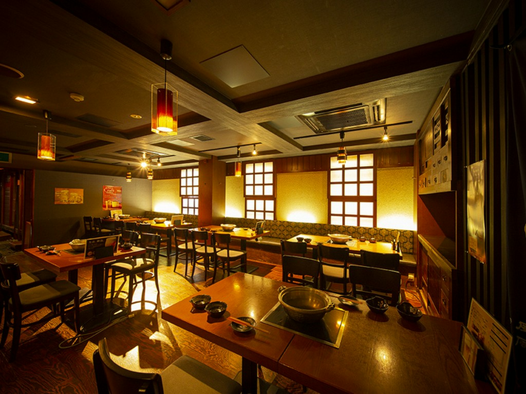 テーブル席にはパーテーションも完備