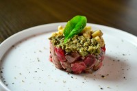 表面をさっと炙った和牛をタルタル風に。