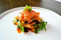 チョコチュジャンという甘酸っぱいソースをかけた韓国風イカのお刺身。