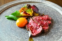 新鮮だからこそ食べられるハラミのタタキ。
柚子の香りがする「ゆず卵」、甘い特製ダレでいただきます。
