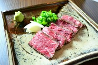 新鮮なハラミのタタキを薬味とポン酢でさっぱりと。