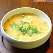 ふわっと香る「高知ゆず卵」使用。
国産の牛骨をじっくり炊き上げたスープがベースです。