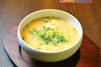 ふわっと香る「高知ゆず卵」使用。
国産の牛骨をじっくり炊き上げたスープがベースです。
