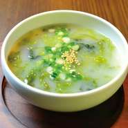 国産の牛骨をじっくり炊き上げたスープをベースに、韓国の定番わかめスープを作りました。