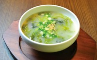 国産の牛骨をじっくり炊き上げたスープをベースに、韓国の定番わかめスープを作りました。