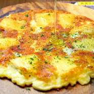 4種のチーズを混ぜ込んだイタリアンフュージョンのチヂミ。
はちみつをかけてお召し上がりください。