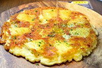 4種のチーズを混ぜ込んだイタリアンフュージョンのチヂミ。
はちみつをかけてお召し上がりください。