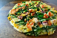 たっぷりの海鮮とわけぎの上に卵のおいしさをプラス。
カリモチの食感がくせになります。