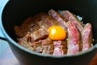 和牛ヒレステーキを贅沢にのせて炊き上げた当店の逸品。
ご注文をいただいてから炊き上げます。