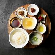 スープ・韓国おかず付き
ふわっと香る「ゆず卵」を使った最高級卵かけご飯。
自家製肉味噌やチャンジャ、トリュフオイルなどお好みのものをかけてお召し上がりください。