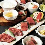様々な部位の焼肉を少しずつお楽しみいただけます。
主食は5種からお好きなものをお選びください。
＜焼肉、ナムル盛り合わせ、グリーンサラダ、キムチ盛り合わせ、選べる主食、ジェラート、コーヒー＞