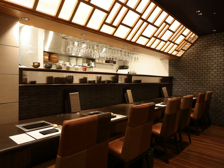 カウンター席もあり、ランチタイムには“一人焼肉”も人気