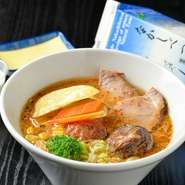 中標津産の食材をふんだんに使いました。なかしべつ牛乳（全国乳質トップクラス）ゴーダーチーズ・ブロッコリー・想いの茸（しいたけ）・じゃがいも・バターコーン・ミルキーポーク（ホエイ豚）