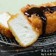 みるふちゃんって？皆さんは『牛乳豆腐』って知ってますか？牛が出産した直後から出る牛乳を湯煎にかけ、凝固させたもので、酪農家の家庭では、牛が出産した時にしか食べられないご馳走の牛乳豆腐をカツにしました