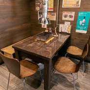 店内はアットホームな空間、完全禁煙＆子ども用のカトラリーも準備されているので、子どもと一緒の食事場所にも最適。看板メニューの『塩麹　からあげ』は、大人はもちろん子どもからも圧倒的な人気を集めています。