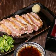 その日の朝に〆たばかりの朝引き鶏を使った、適度に脂がのったプリプリとした食感が楽しめるモモのたたき。新鮮だからこそ味わえる自慢の一品。