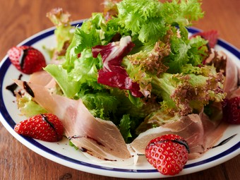 生ハムとイチゴのサラダ